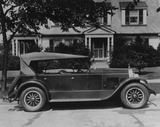 DuPont-Automobil vor dem Haus, ca. 1919-30